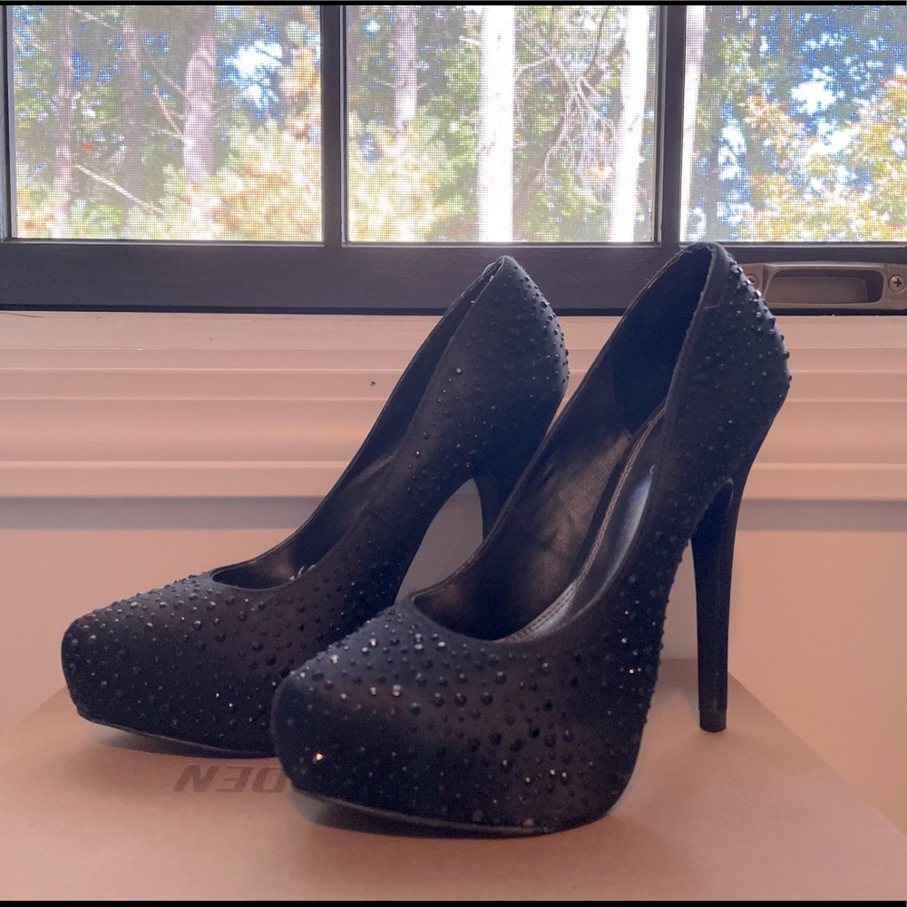 Black evening pumps